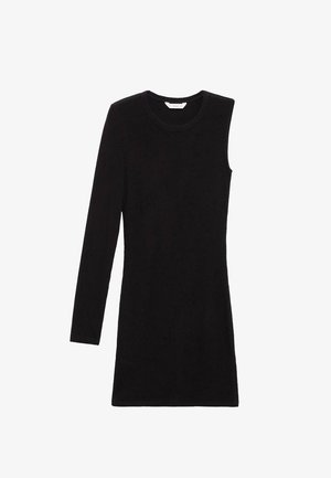 Crna rebrasta pletena haljina s okruglim izrezom, jednim dugim rukavom i jednim bez rukava, do koljena i uskog silueta.