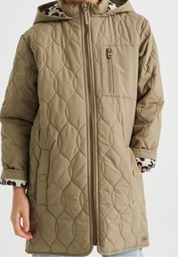 Abrigo ligero acolchado en beige, con cierre de cremallera frontal, bolsillos laterales y forro de capucha con estampado de leopardo. Tejido suave y texturizado con un ajuste estructurado.