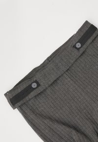 Grijze geribbelde stoffen tailleband met twee zwarte knopen en elastische details, die een getextureerd en gestructureerd ontwerp laat zien.