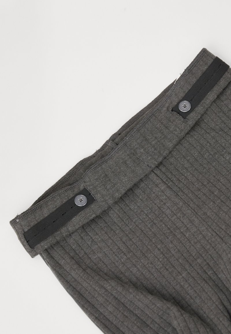 Grijze geribbelde stoffen tailleband met twee zwarte knopen en elastische details, die een getextureerd en gestructureerd ontwerp laat zien.