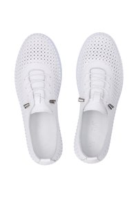 Weiße perforierte Sneaker mit runder Zehenpartie, elastischen Schnürsenkeln, silbernen Akzenten und einer strukturierten Sohle; leichtes Material und atmungsaktives Design.
