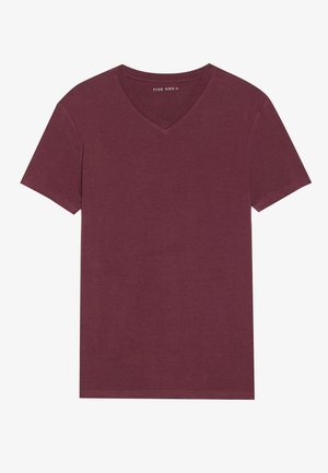 Μπορντό βαμβακερό T-shirt με σχέδιο V-λαιμό, κοντά μανίκια και λεία υφή. Απλή και κλασική γραμμή χωρίς διακοσμητικά στοιχεία.
