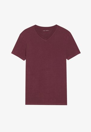 Tricou din bumbac de culoare burgundă, cu decolteu în V, mâneci scurte și o textură netedă; croi simplu și clasic, fără ornamente.