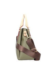 Sac à main en cuir texturé vert avec une forme structurée, des poignées crème et une sangle réglable marron. Quincaillerie en argent et accents contrastants.