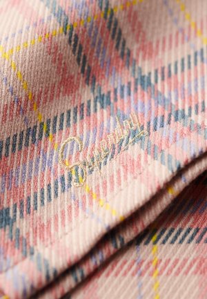 Tissu à carreaux en rose doux, avec des lignes bleues, jaunes et lavandes. Présente une broderie "Superdry" en fil doré sur la surface.