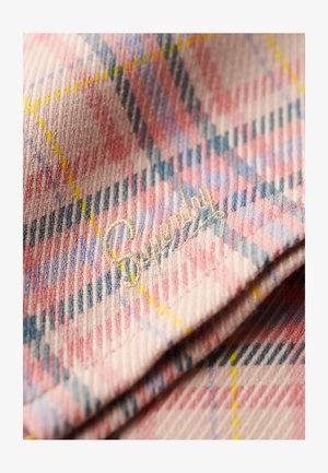 Tissu à carreaux en rose doux, avec des lignes bleues, jaunes et lavandes. Présente une broderie "Superdry" en fil doré sur la surface.