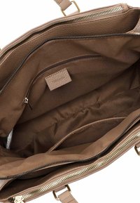 Tasche aus braunem Leder mit mehreren Fächern im Inneren, einschließlich eines Reißverschlussfachs und glattem Stofffutter. Akzente in goldfarbener Hardware.