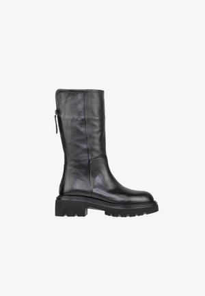 Stivale alto nero in pelle con suola in gomma spessa, chiusura con zip laterale e texture liscia; design minimalista senza decorazioni visibili.