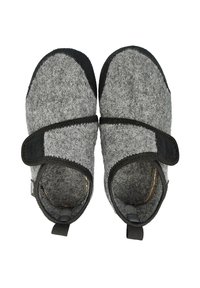 Grijze gevoerde slippers met zwarte accenten, voorzien van een klittenbandriem, een ronde neus en een zachte textuur. Open ontwerp aan de achterkant voor gemakkelijk aan- en uittrekken.
