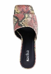 Sandale à bout ouvert avec un imprimé serpent texturé dans des tons rouge, noir et jaune. Semelle intérieure en cuir noir avec des coutures blanches.