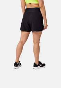 Brooks CHASER 5" 2.0 - Kratke hlače 2 v 1 - black