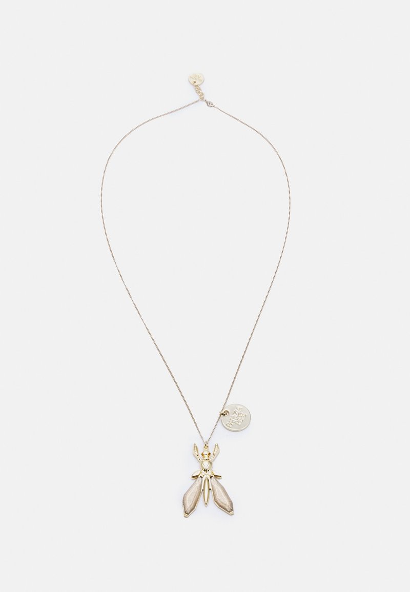 Collier délicat en chaîne d'or avec un grand pendentif en forme d'insecte et une petite plaque ronde gravée de texte.