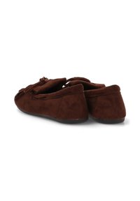 Chancletas de ante marrón con punteras redondeadas, textura suave, lazos decorativos y suelas de goma planas. La parte trasera tiene una ligera curva ascendente.