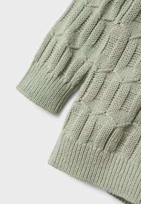 Maglione lavorato a maglia in un morbido verde chiaro con motivi testurizzati e polsini a coste. Presenta un design ampio, che garantisce una vestibilità comoda.