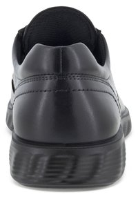Chaussure de sport en cuir noir avec une texture lisse, un collier rembourré et une semelle en caoutchouc striée. Présente un design épuré et des coutures minimalistes.