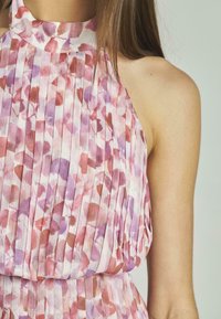 Kleid mit Floralprint aus weichem Stoff, das pinke, lila und rote Aquarellmuster aufweist; Falten-Design mit hohem Kragen und ärmellosem Schnitt.