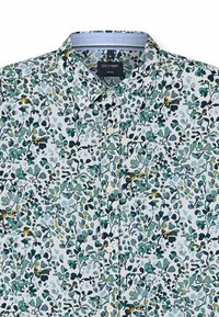 Hemdenhemd mit weißer Grundfarbe, bedeckt von einem blauen und grünen Blumenmuster. Verfügt über einen klassischen Kragen und ein gemischtes Blattwerkdesign.
