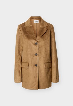 Ανοιχτό καφέ σουέτ σακάκι με πέτα για το πέτο, τρία σκούρα κουμπιά, μακριά μανίκια και δύο πλευρικές τσέπες με καπάκι, παρουσιασμένο σε απλό φόντο.