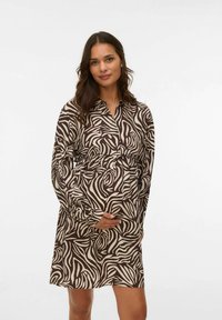 Abito premaman a righe zebra marrone e crema, caratterizzato da un colletto a bottoni, maniche lunghe e una vita elastica per il massimo comfort.