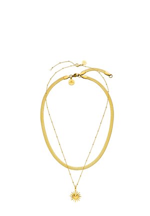 Zweilagige goldene Halsketten; die kürzere ist eine dicke Kette, die längere hat kleine Perlen und einen sonnenförmigen Anhänger.