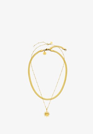 Zweilagige goldene Halsketten; die kürzere ist eine dicke Kette, die längere hat kleine Perlen und einen sonnenförmigen Anhänger.