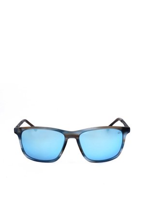 Occhiali da sole rettangolari con lenti specchiate blu e montatura scura in tartaruga su sfondo bianco.