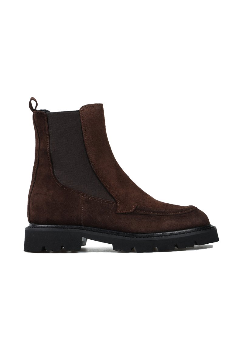 Brązowe zamszowe kozaki Chelsea z elastycznymi panelami bocznymi, solidną czarną podeszwą i pętelką z tyłu dla łatwego zakupu. Teksturowane wykończenie.