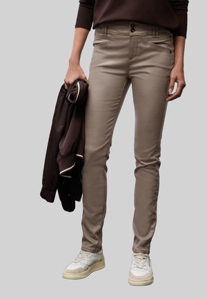 SLIM FIT COATED - Tygbyxor - braun