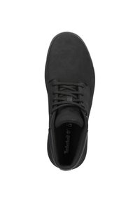 Zapatilla negra con parte superior de cuero suave, lengüeta de malla y diseño de cordones. Cuenta con una puntera redondeada y suela de goma para tracción.