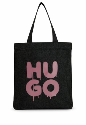 Sort totepose med to håndtag, med store lyserøde graffiti-agtige bogstaver "HUGO" på forsiden.