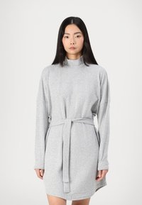 Vestido cinza de mangas longas feito de material suave, com um decote alto e um cinto amarrado na cintura, com um caimento descontraído e uma barra ligeiramente arredondada.