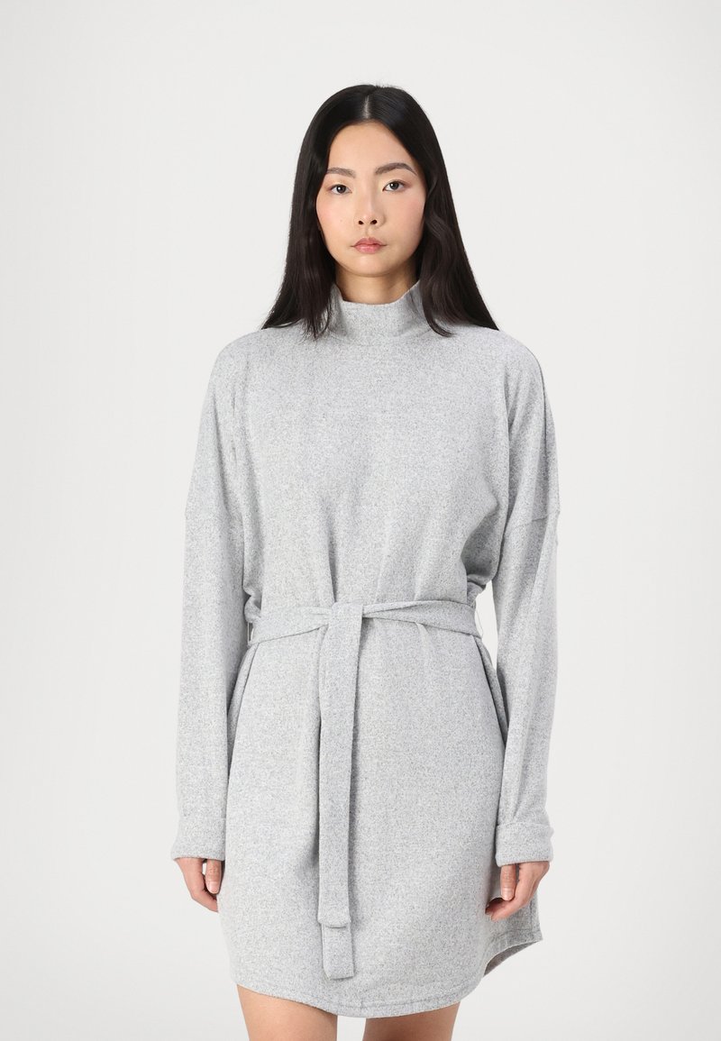 Vestido cinza de mangas longas feito de material suave, com um decote alto e um cinto amarrado na cintura, com um caimento descontraído e uma barra ligeiramente arredondada.