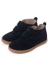 Marineblaues Wildleder-Ankle-Boot mit zwei Klettverschlüssen, runder Schuhspitze und beiger Gummisohle. Weiches Innenfutter für zusätzlichen Komfort.