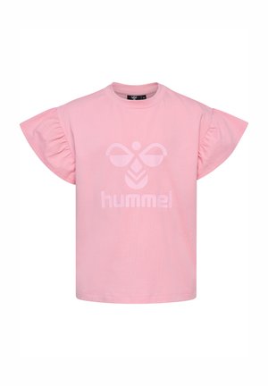 Jasnoróżowy t-shirt z krótkim rękawem i falbankami na rękawach oraz logo kolibra na środku przodu nad słowem „hummel” w dopasowanym różowym kolorze.