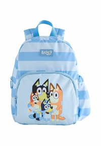Sac à dos bleu clair avec des rayures blanches, doté d'une poche zippée affichant quatre chiens de bande dessinée. Le tissu est lisse avec un design structuré.