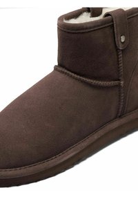 Rudi zomšos ankle boot su minkšta vidine, apvaliu pirštu ir šonine mygtuko detale. Lankstus gumos padas už komfortą ir sukibimą.