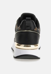 Sneaker nera con tomaia in pelle texture, banda decorativa dorata e suola intermedia bianca. Presenta un collare imbottito e suola in gomma resistente.