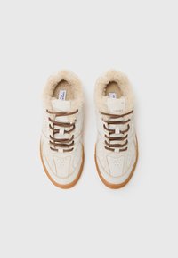 Sneaker alte in suede beige con un morbido rivestimento in crema, lacci marroni e suola in gomma; etichetta "Copenhag" all'interno di ciascuna scarpa.