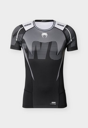 Μαύρο και γκρι κοντομάνικο κοντό φανελάκι συμπίεσης, με μεγάλο γραφικό σχέδιο, υφασμάτινη υφή και λευκές λεπτομέρειες στους ώμους.