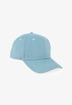 Gorra de béisbol de mezclilla azul claro con costuras blancas y ojales de ventilación, mostrada sobre un fondo blanco.