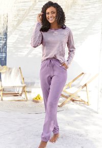 Ensemble de salon violet clair comprenant une chemise à manches longues rayée en lavande et blanc, accompagnée d'un pantalon à cordon de serrage violet uni.