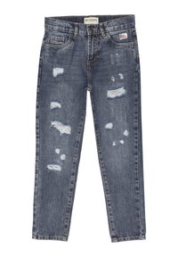 Jeans in denim blu scuro consumati con molteplici strappi e toppe sfilacciate. Design classico a cinque tasche con chiusura a bottone e zip.