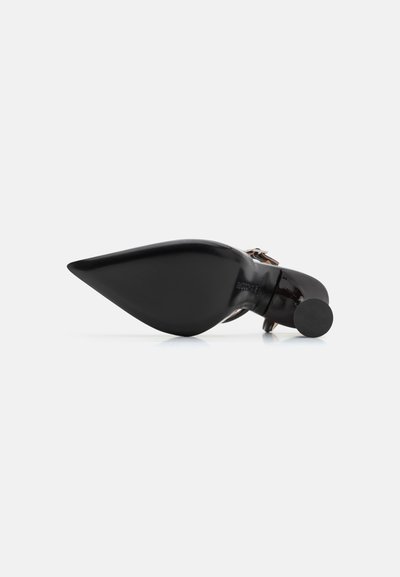 Sort patentlæder høje sko med spids tå og slank hæl, der har en rund hæl-accent og en matchende sidestraps.
