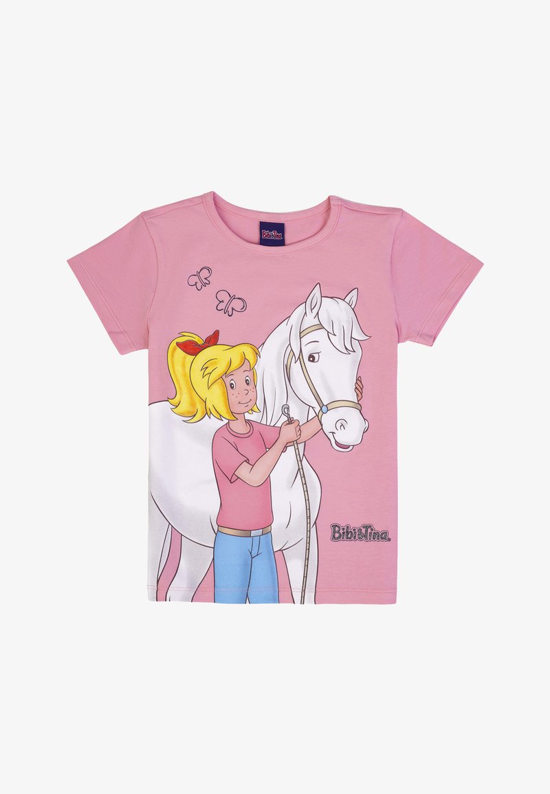 Ragazza con coda di cavallo bionda, maglietta rosa e pantaloni blu che tiene le redini di un cavallo bianco, con due farfalle sopra e il testo "Bibi & Tina".