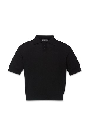 Zwart poloshirt met korte mouwen, drie knopen en een kraag, met subtiele geborduurde tekst op de linkerborst.