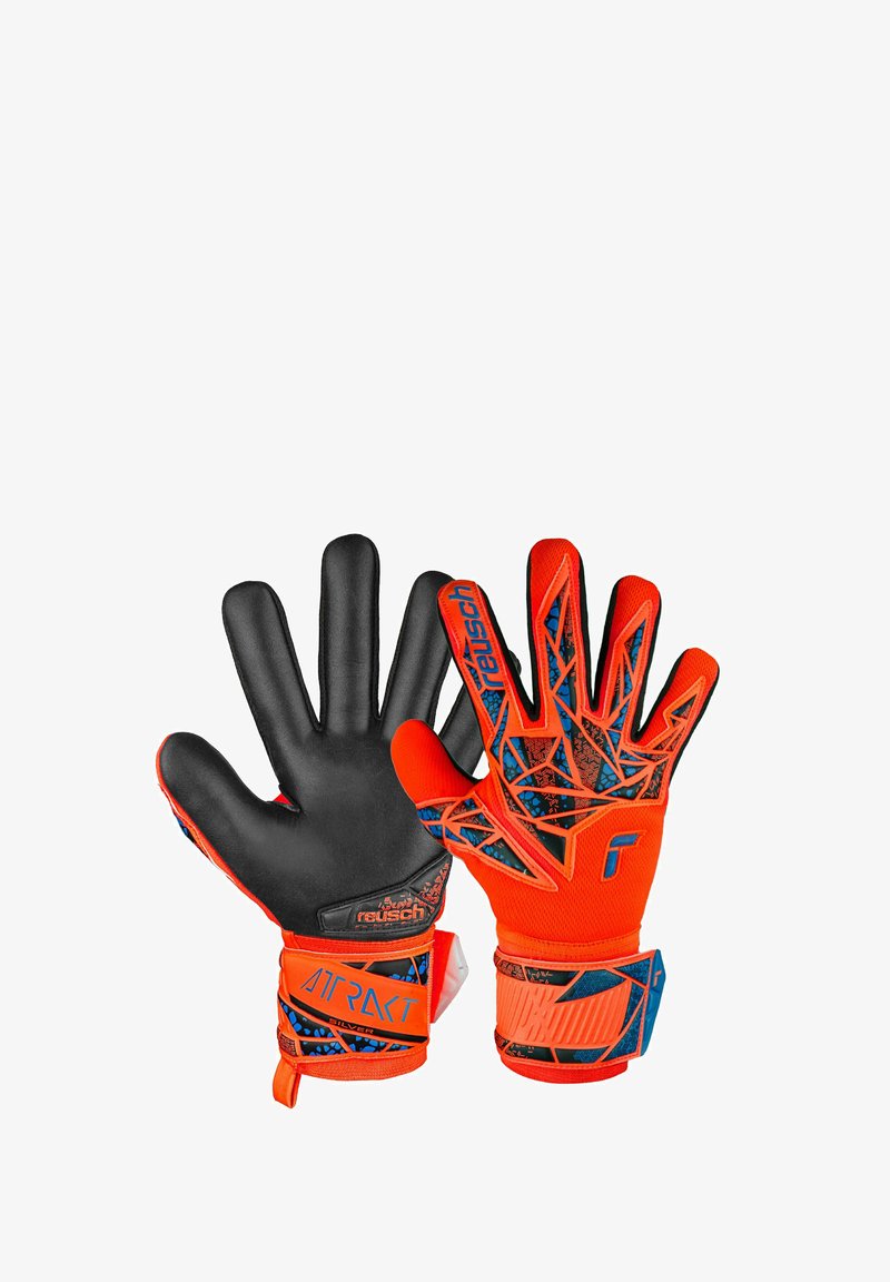 Guanti da portiere con palmi in lattice nero, dorso in tessuto arancione con motivi geometrici, dettagli blu e cinturini regolabili sui polsi.