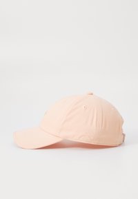 Baseballpet van licht perzikkleurige stof, gebogen klep, zespanelenontwerp met ventilatiegaten, verstelbare band aan de achterkant.
