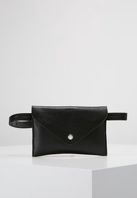 Borsa a pochette in pelle nera con design a busta, chiusura anteriore a scatto e tracolla regolabile. Texture liscia e stile minimalista.