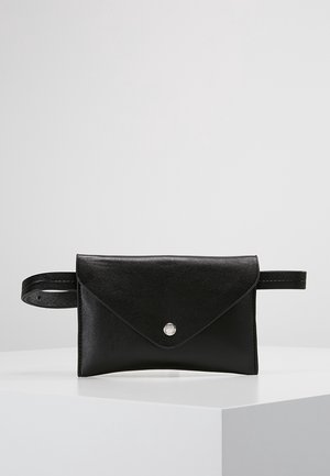 Sort læder clutch-taske med en kuvert-design, front snap-lukning og justerbar rem. Glat tekstur og minimalistisk stil.