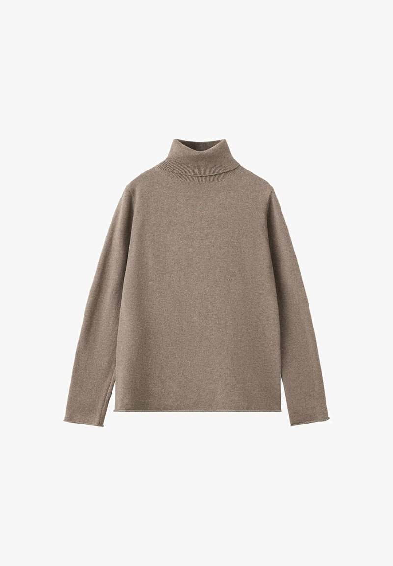 Pull à col roulé marron clair à manches longues avec col côtelé et texture tricotée simple et lisse sur fond blanc.